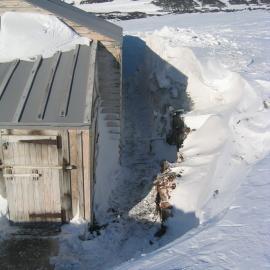 2006 Snow build-up, Scott's 'Terra Nova' hut, Cape Evans (007)