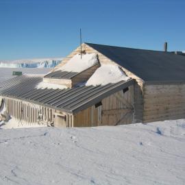 2006 Snow build-up, Scott's 'Terra Nova' hut, Cape Evans (008)