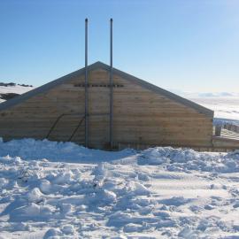 2006 Snow build-up, Scott's 'Terra Nova' hut, Cape Evans (013)