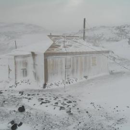 Snow build-up, southwest elevation of Shackleton's 'Nimrod' hut