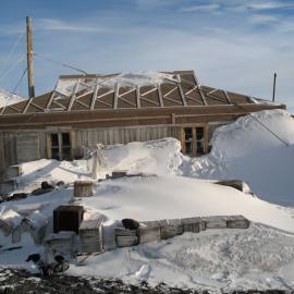 Snow build-up, north elevation of Shackleton's 'Nimrod' hut (003)