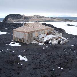 Snow build-up, northeast elevation of Shackleton's 'Nimrod' hut (002)
