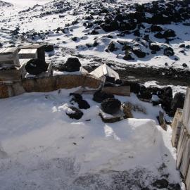 Garage on north side of Shackleton's 'Nimrod' hut (009)