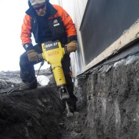 2010-11 Al Fastier digging a trench around Shackleton's 'Nimrod' hut