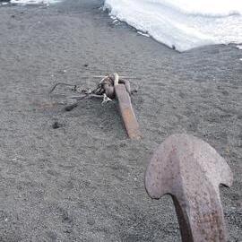2010-11 SY 'Aurora' anchor embedded at Cape Evans (002)
