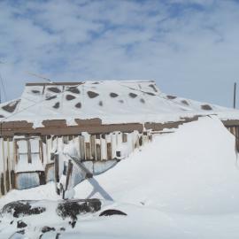 2010-11 Snow build-up on the North wall of Shackleton's 'Nimrod' hut