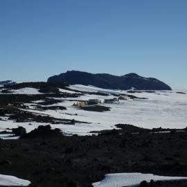 Hut and camp at Cape Evans (002)