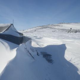 Snow build-up on Scott's 'Terra Nova' hut (005)