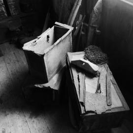 Window and artefacts in Scott's 'Discovery' hut