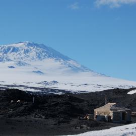 Shackleton's 'Nimrod' hut and Mount Erebus (003)