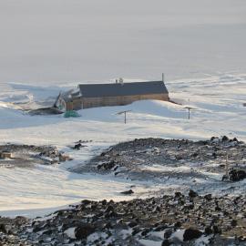 2010 Scott's 'Terra Nova' hut inspection, exterior (003)