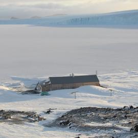 2010 Scott's 'Terra Nova' hut inspection, exterior (004)