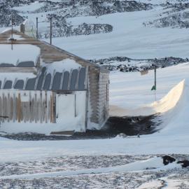 2010 Scott's 'Terra Nova' hut inspection, exterior (005)