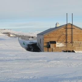 2010 Scott's 'Terra Nova' hut inspection, exterior (011)