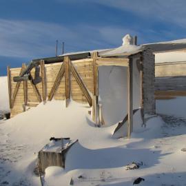 2010 Scott's 'Terra Nova' hut inspection, exterior (021)