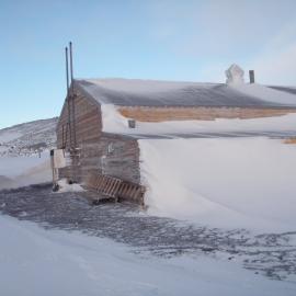 2010 Scott's 'Terra Nova' hut inspection, exterior (030)