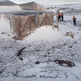 2010 Scott's 'Terra Nova' hut inspection, exterior (031)