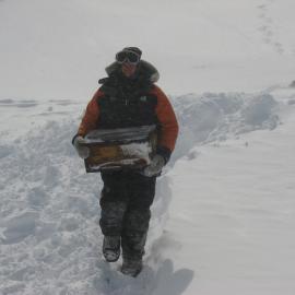 2010-11 John Taylor carrying a Venesta case through snow (001)