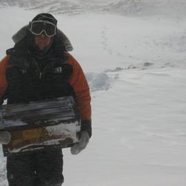 2010-11 John Taylor carrying a Venesta case through snow (002)