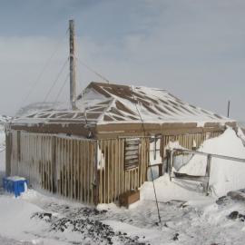 2010-11 Snow build-up around Shackleton's 'Nimrod' hut, Cape Royds (001)