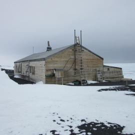 2015-16 Scott's 'Terra Nova' hut inspection, exterior (005)