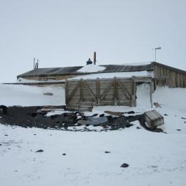 2015-16 Scott's 'Terra Nova' hut inspection, exterior (016)