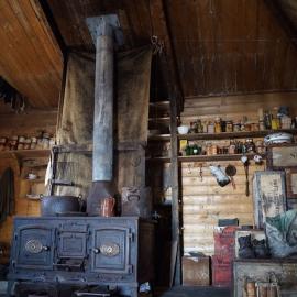 Looking east, Shackleton's 'Nimrod' hut (001)