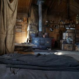 Looking east, Shackleton's 'Nimrod' hut (002)