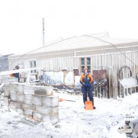 2017-18 Shackleton's 'Nimrod' hut, snow removal, AHT's Diana McCormack and Chris Ansin