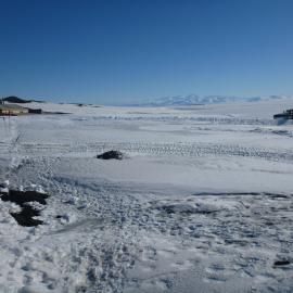 Scott's 'Terra Nova' hut and PistenBully