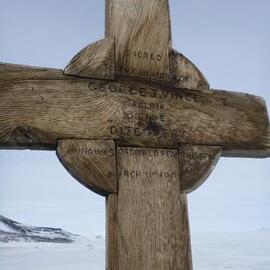Vince's Cross, hut Point (002)