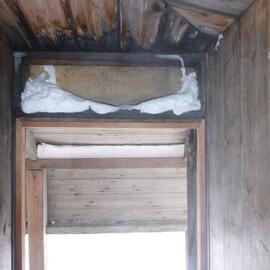 Snow ingress above door, Scott's 'Discovery' hut (002)