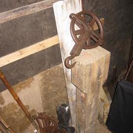 Rope pulley wheel in Mawson's Lab, Shackleton's 'Nimrod' hut (001)