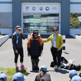 Dr Gabriela Roldan presenting to Young Inspiring Explorers (005)