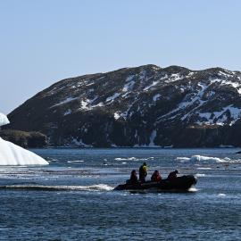 Inspiring Explorers and passengers in a Zodiac, Godthul (001)