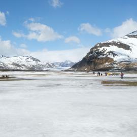 Inspiring Explorers and passengers on a walk