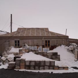 2014-15 Shackleton's 'Nimrod' hut inspection, exterior (001)