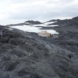 2010-11 Shackleton's 'Nimrod' hut from a distance