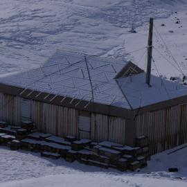 Southeast elevation, Shackleton's 'Nimrod' hut (001)