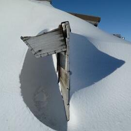Snow build-up, Shackleton's 'Nimrod' hut (001)