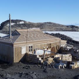 2011-12  Shackleton's 'Nimrod' hut inspection, exterior (001)