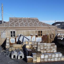 2011-12  Shackleton's 'Nimrod' hut inspection, exterior (002)