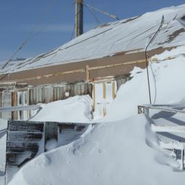 Snow build-up on Shackleton's 'Nimrod' hut (002)