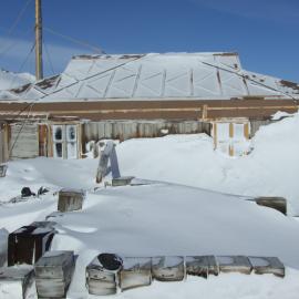 Snow build-up on Shackleton's 'Nimrod' hut (006)