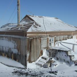 Snow build-up on Shackleton's 'Nimrod' hut (008)