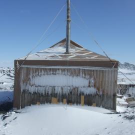 Snow build-up on Shackleton's 'Nimrod' hut (010)