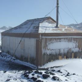 Snow build-up on Shackleton's 'Nimrod' hut (011)