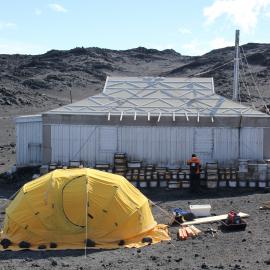 2021-22 Shackleton's 'Nimrod' hut inspection, exterior (005)