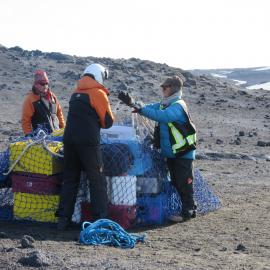 Securing cargo in slingload (001)