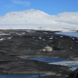  Shackleton's 'Nimrod' hut and Mount Erebus 